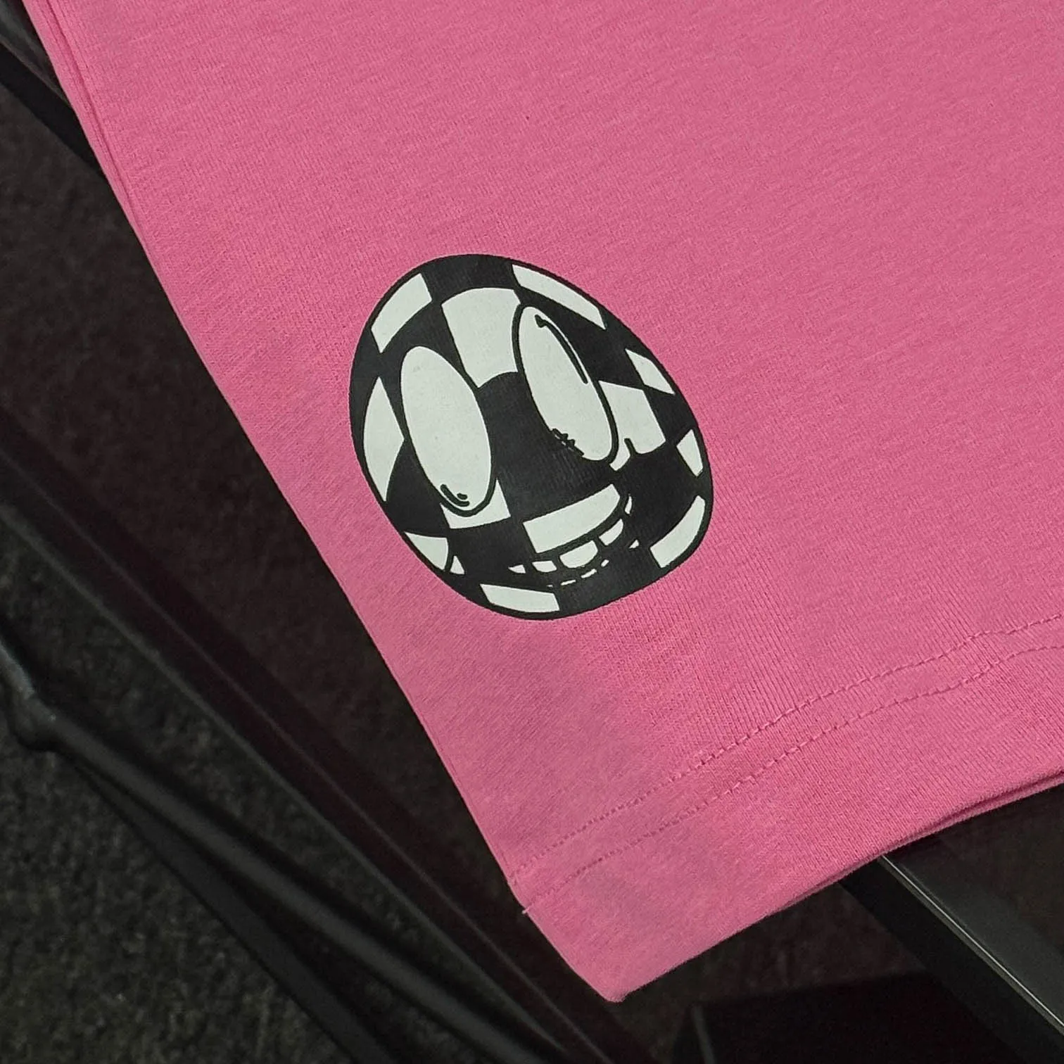 P170 Chrome Hearts Chrome Hearts 25 high version. The fabric is made of 300 grams of high-density cotton. It does not deform or shrink. It has three labels. It is the same style for men and women. Technology: digital printing. Color: white, black, pink. SIZE: S-XL